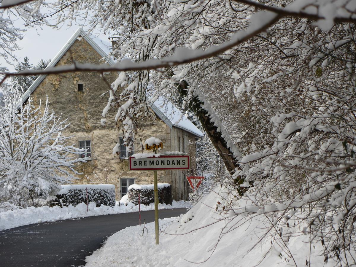 Bed and Breakfast Le Relais Des Deux Tours Brémondans Esterno foto